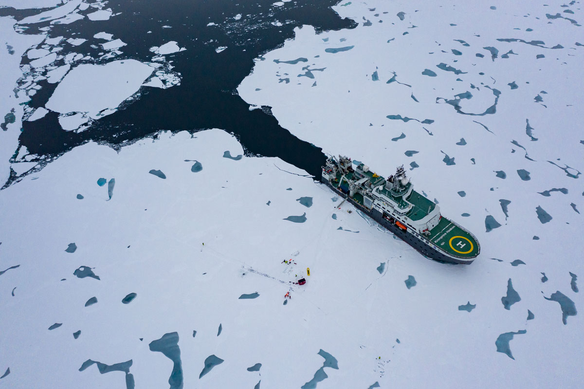 En isbryter lager en kanal i havis, sett fra fugleperspektiv
