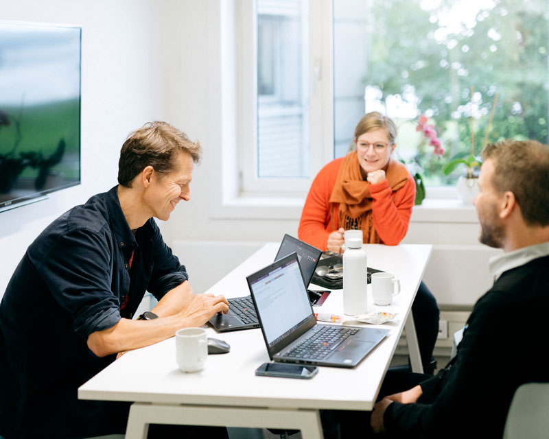 illustrasjonsbilde som viser ansatte som diskuterer