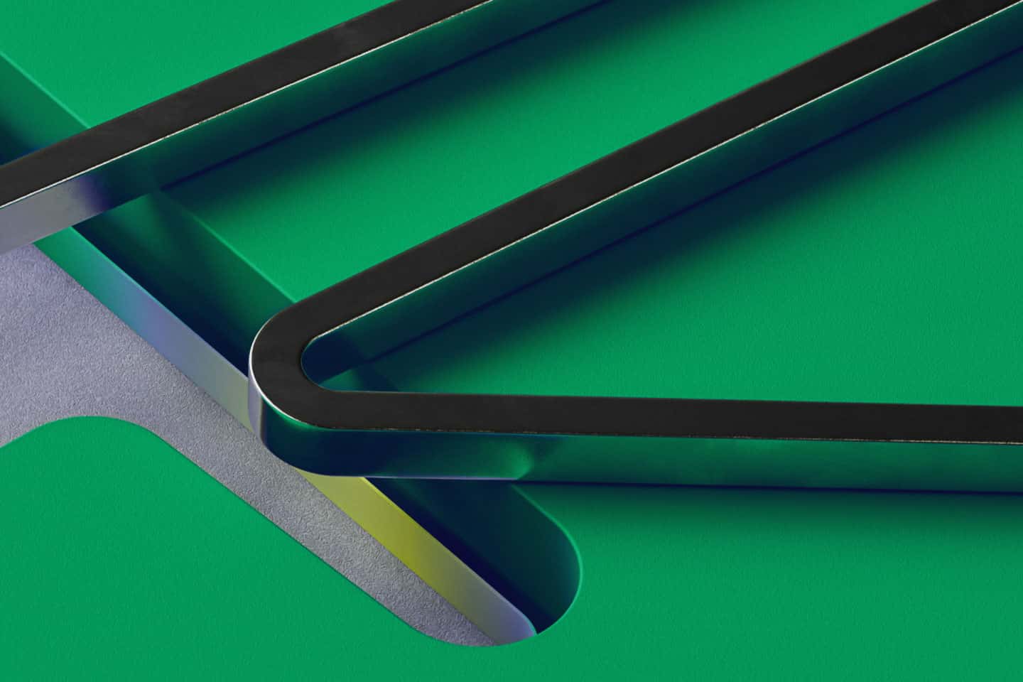 Abstrakte former i glass og solid grønn